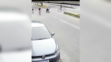 Motocyklista havaroval po nárazu do trámu převáženého na jízdním kole