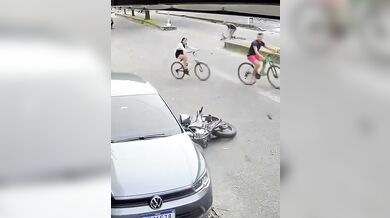 Motocyklista havaroval po nárazu do trámu převáženého na jízdním kole