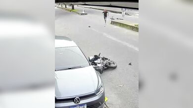 Motocyklista havaroval po nárazu do trámu převáženého na jízdním kole