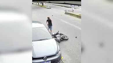 Motocyklista havaroval po nárazu do trámu převáženého na jízdním kole