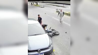 Motocyklista havaroval po nárazu do trámu převáženého na jízdním kole