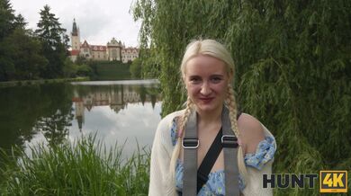 Blondýna podvádí svého přítele kvůli penězům