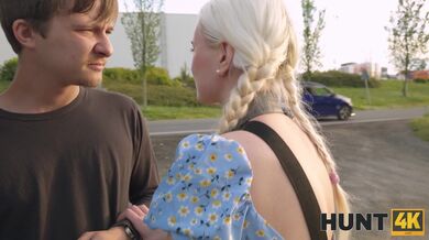 Blondýna podvádí svého přítele kvůli penězům