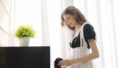 Lisa Bon vyhrne sukni a začne si drsně honit klitoris