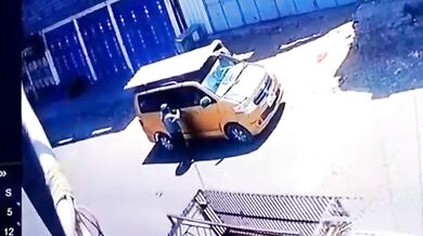 Motorkář chycený do lasa