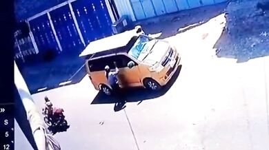 Motorkář chycený do lasa