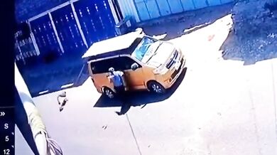 Motorkář chycený do lasa