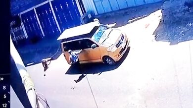 Motorkář chycený do lasa