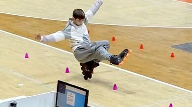 Fenomenální výkon na Neva Roller Cup 2025: Junior Roman Shchapov ovládl freestyle slalom