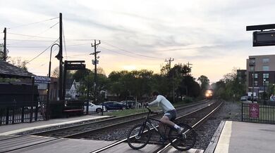 Cyklista těsně unikl srážce s vlakem po pádu přímo do kolejiště