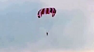 Nehoda v indickém letovisku Goa: Turista se zřítil do moře po přetržení lana při parasailingu