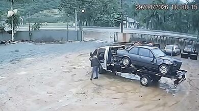 Tragická čelní srážka v Indaialu: Dva muži zahynuli po střetu osobního vozu s nákladním automobilem