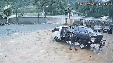Tragická čelní srážka v Indaialu: Dva muži zahynuli po střetu osobního vozu s nákladním automobilem