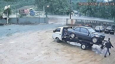 Tragická čelní srážka v Indaialu: Dva muži zahynuli po střetu osobního vozu s nákladním automobilem