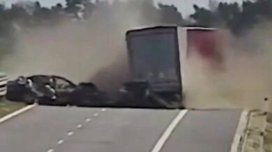 Zázračné přežití na dálnici D3: Řidič BMW narazil do stojícího kamionu u Kaplice