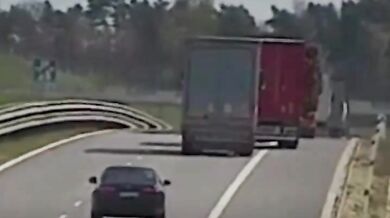 Zázračné přežití na dálnici D3: Řidič BMW narazil do stojícího kamionu u Kaplice