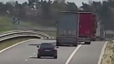 Zázračné přežití na dálnici D3: Řidič BMW narazil do stojícího kamionu u Kaplice