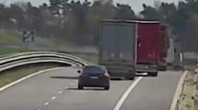 Zázračné přežití na dálnici D3: Řidič BMW narazil do stojícího kamionu u Kaplice