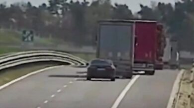 Zázračné přežití na dálnici D3: Řidič BMW narazil do stojícího kamionu u Kaplice