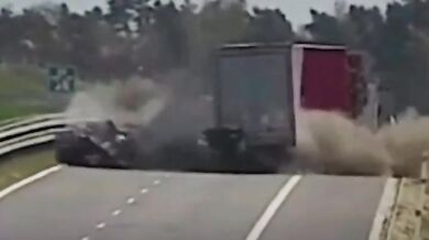 Zázračné přežití na dálnici D3: Řidič BMW narazil do stojícího kamionu u Kaplice