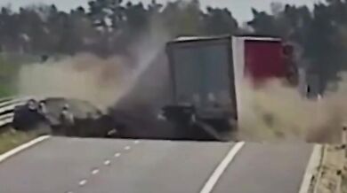 Zázračné přežití na dálnici D3: Řidič BMW narazil do stojícího kamionu u Kaplice