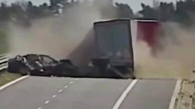 Zázračné přežití na dálnici D3: Řidič BMW narazil do stojícího kamionu u Kaplice
