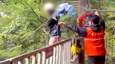 Tragédie v čínském dobrodružném parku: Šestnáctiletá dívka zemřela po pádu z útesové houpačky u vodopádu Maliuyan