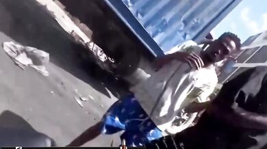 Demonstrant utrpěl zranění při pokusu o propíchnutí pneumatiky nákladního vozu