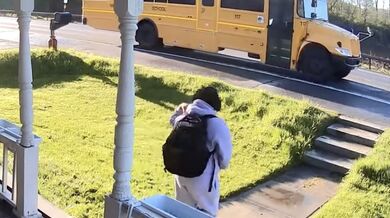 Nepozornost za volantem v New Yorku: Sedmnáctiletý mladík unikl srážce s pickupem u školního autobusu