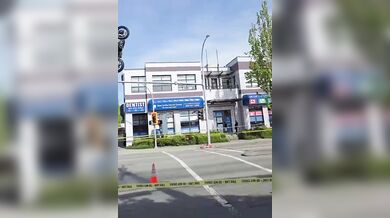 Spektakulární nehoda v Kanadě: Motocykl po srážce s BMW zůstal viset na semaforu