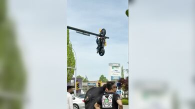 Spektakulární nehoda v Kanadě: Motocykl po srážce s BMW zůstal viset na semaforu
