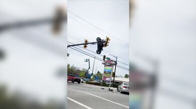 Spektakulární nehoda v Kanadě: Motocykl po srážce s BMW zůstal viset na semaforu