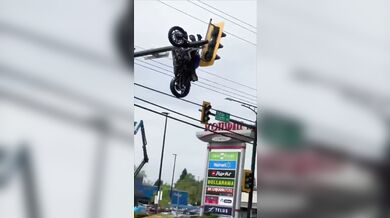 Spektakulární nehoda v Kanadě: Motocykl po srážce s BMW zůstal viset na semaforu