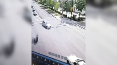 Spektakulární nehoda v Kanadě: Motocykl po srážce s BMW zůstal viset na semaforu