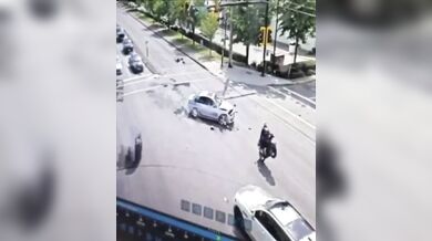 Spektakulární nehoda v Kanadě: Motocykl po srážce s BMW zůstal viset na semaforu