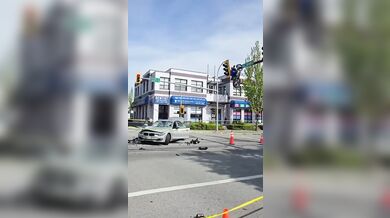 Spektakulární nehoda v Kanadě: Motocykl po srážce s BMW zůstal viset na semaforu