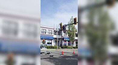Spektakulární nehoda v Kanadě: Motocykl po srážce s BMW zůstal viset na semaforu