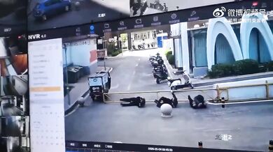 Vtipná situace se třemi muži sedícími na bráně