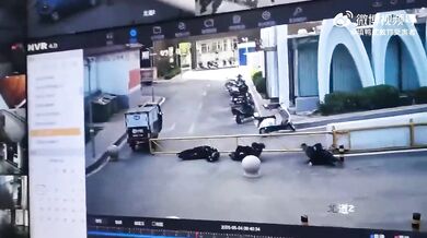 Vtipná situace se třemi muži sedícími na bráně