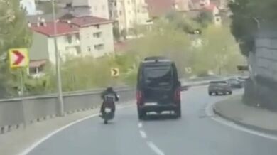 Agresivní řidič dodávky vytlačil motorkáře ze silnice