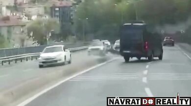 Agresivní řidič dodávky vytlačil motorkáře ze silnice