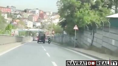 Agresivní řidič dodávky vytlačil motorkáře ze silnice
