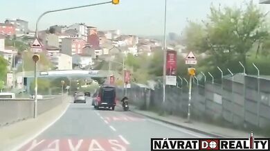 Agresivní řidič dodávky vytlačil motorkáře ze silnice