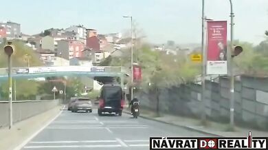 Agresivní řidič dodávky vytlačil motorkáře ze silnice