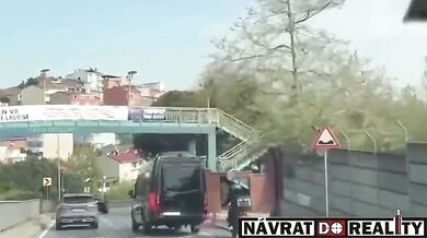 Agresivní řidič dodávky vytlačil motorkáře ze silnice