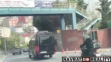 Agresivní řidič dodávky vytlačil motorkáře ze silnice
