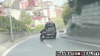 Agresivní řidič dodávky vytlačil motorkáře ze silnice