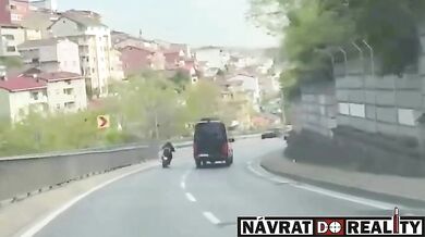 Agresivní řidič dodávky vytlačil motorkáře ze silnice
