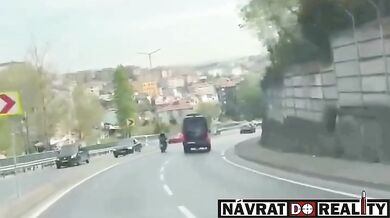 Agresivní řidič dodávky vytlačil motorkáře ze silnice