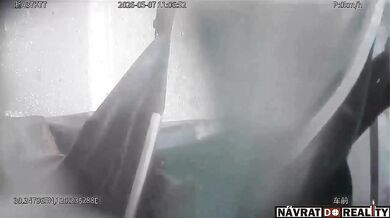 Řidič kamionu přehlédl stojící vozidla na křižovatce